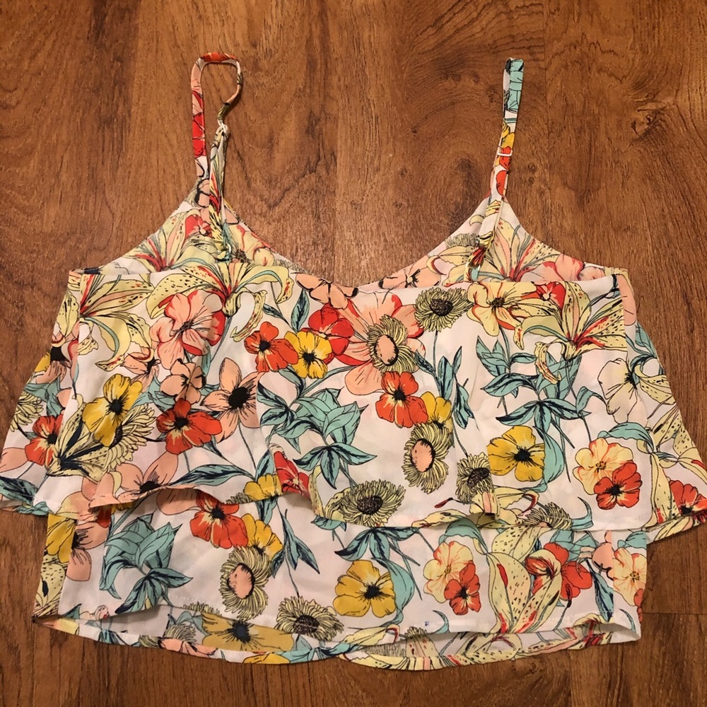 ✨✨ Floral Crop Top ✨✨ - Picture 3 of 3
